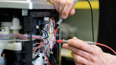 Die geplante Gesetzesänderung soll die Entscheidung für eine Reparatur und gegen den Neukauf erleichtern. (Symbolbild) (Foto: Sebastian Willnow/dpa)