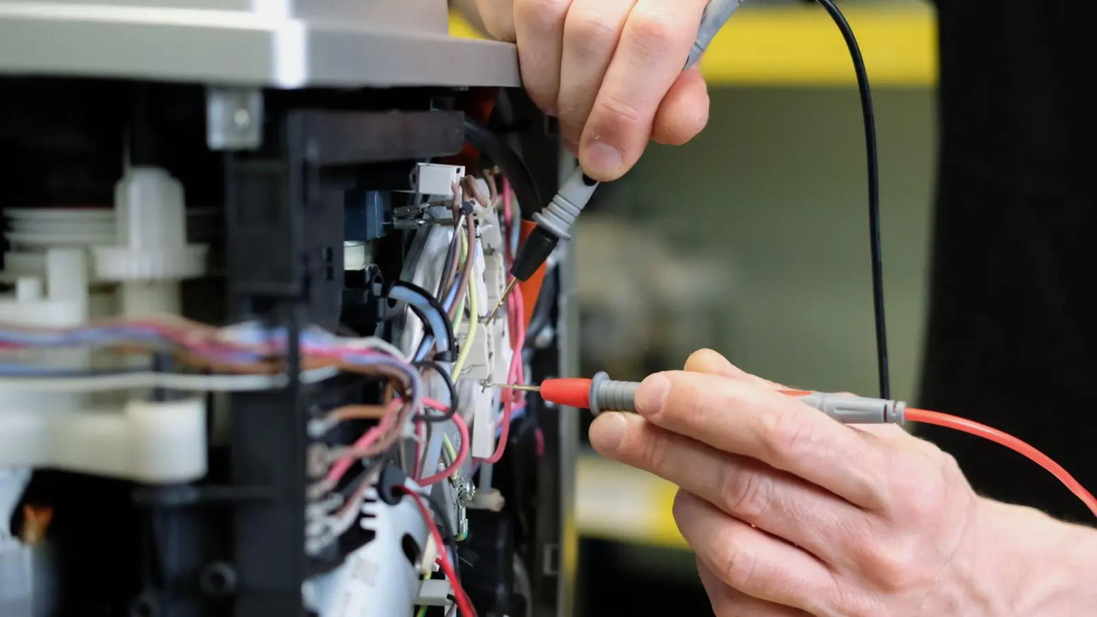 Die geplante Gesetzesänderung soll die Entscheidung für eine Reparatur und gegen den Neukauf erleichtern. (Symbolbild) (Foto: Sebastian Willnow/dpa)