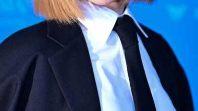 Isabelle Huppert steht während der Premiere des Films „Die Blutgräfin“ („The Blood Countess“) auf dem Roten Teppich bei der Berlinale (Foto: Sebastian Christoph Gollnow/dpa)