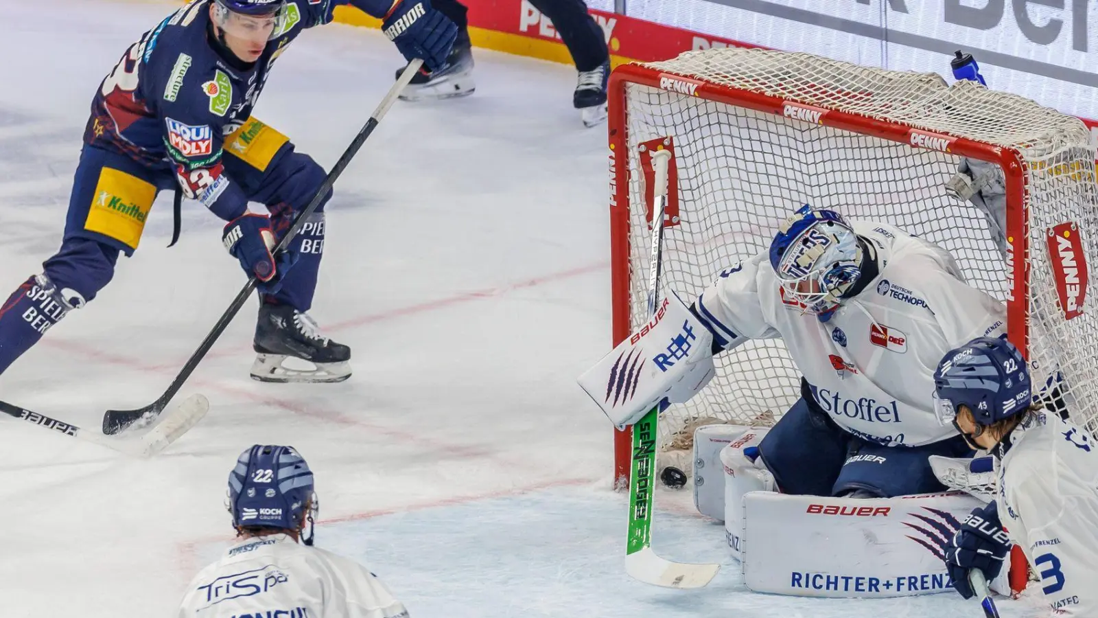 Titelverteidiger Eisbären Berlin siegt zum Viertelfinal-Auftakt gegen Straubing. (Foto: Andreas Gora/dpa)