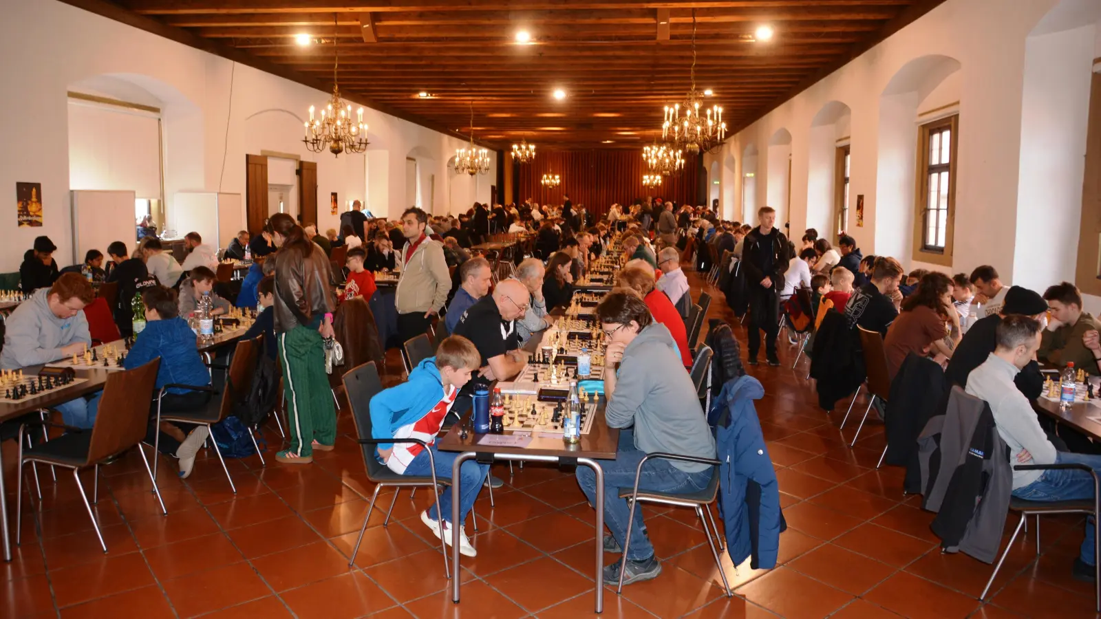 Ein beeindruckendes Bild bot sich in der Dinkelsbühler Schranne mit 250 Schachspielerinnen und Schachspielern bei den Deutschen Schnellschach-Amateurmeisterschaften. (Foto: Peter Tippl)