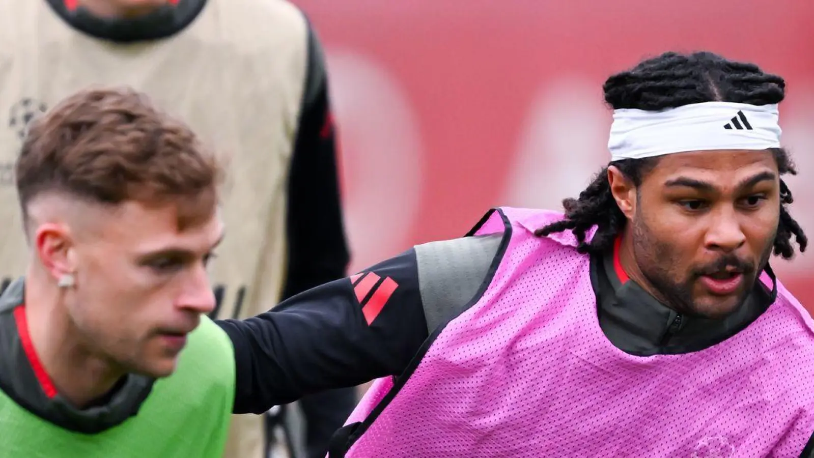 Joshua Kimmich (l) und Serge Gnabry in Aktion beim Abschlusstraining. (Foto: Sven Hoppe/dpa)