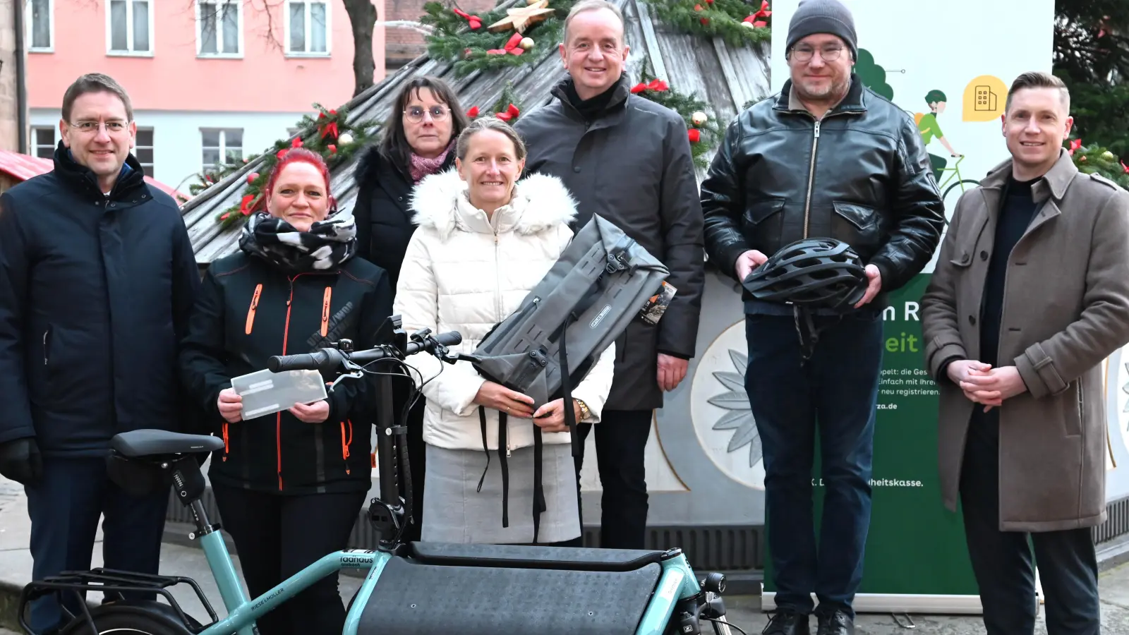 Abschluss der Aktion „Mit dem Rad zur Arbeit” (von links): Landrat Dr. Jürgen Ludwig, Gewinnerin Sabine Brandner (3. Platz), Sylke Priebe-Czadzeck (DGB), Gewinnerin Bianca Götz (1. Platz), Oberbürgermeister Thomas Deffner, Andreas Limbacher (ADFC) und Michael Surowka (AOK-Direktor). (Foto: Stadt Ansbach/Anne Ziegler)