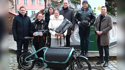 Abschluss der Aktion „Mit dem Rad zur Arbeit” (von links): Landrat Dr. Jürgen Ludwig, Gewinnerin Sabine Brandner (3. Platz), Sylke Priebe-Czadzeck (DGB), Gewinnerin Bianca Götz (1. Platz), Oberbürgermeister Thomas Deffner, Andreas Limbacher (ADFC) und Michael Surowka (AOK-Direktor). (Foto: Stadt Ansbach/Anne Ziegler)