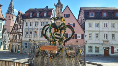 Der Schöne Brunnen in Bad Windsheim wurde vom Obst- und Gartenbauverein festlich geschmückt. (Foto: Anna Franck)