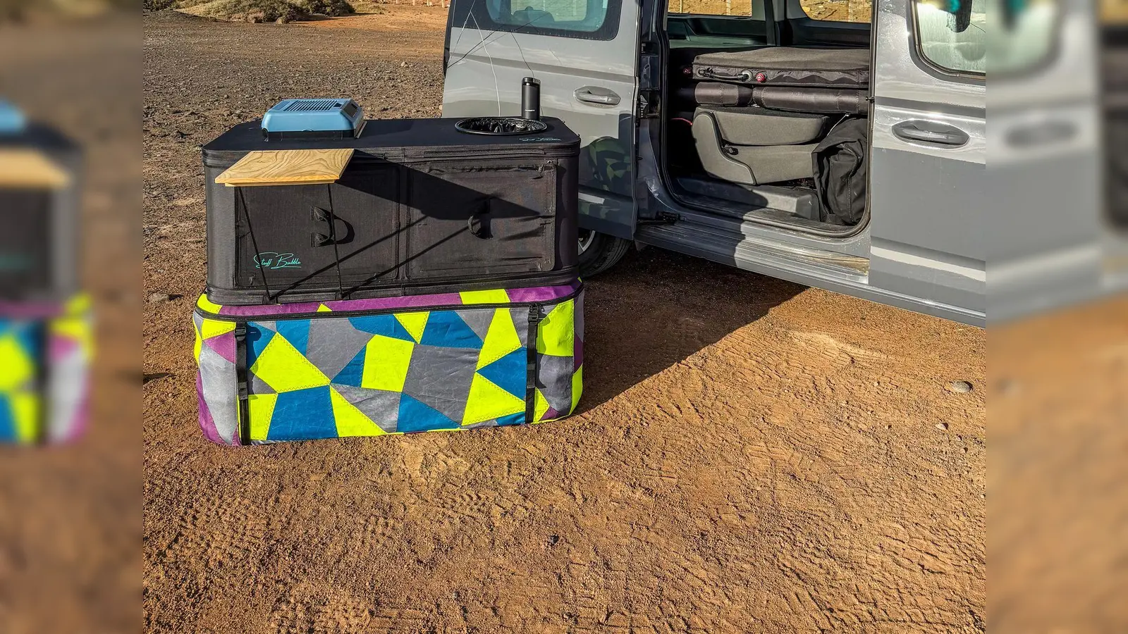 Ultraleicht: Das aufblasbare Küchenmodul von Stuff Bubble bietet Spülbecken, Wassertank und Kühlschrank.  (Foto: Stuff Bubble/dpa-tmn)