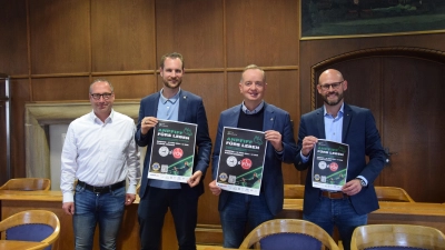 Freuen sich auf den Anpfiff am 15. Juni (von links): Andreas Kapp (SpVgg Ansbach), Lions-Präsident Frank Eckart, Oberbürgermeister Thomas Deffner und Dr. Jörg Burkhardt vom 1. FC Nürnberg. (Foto: Florian Schwab)