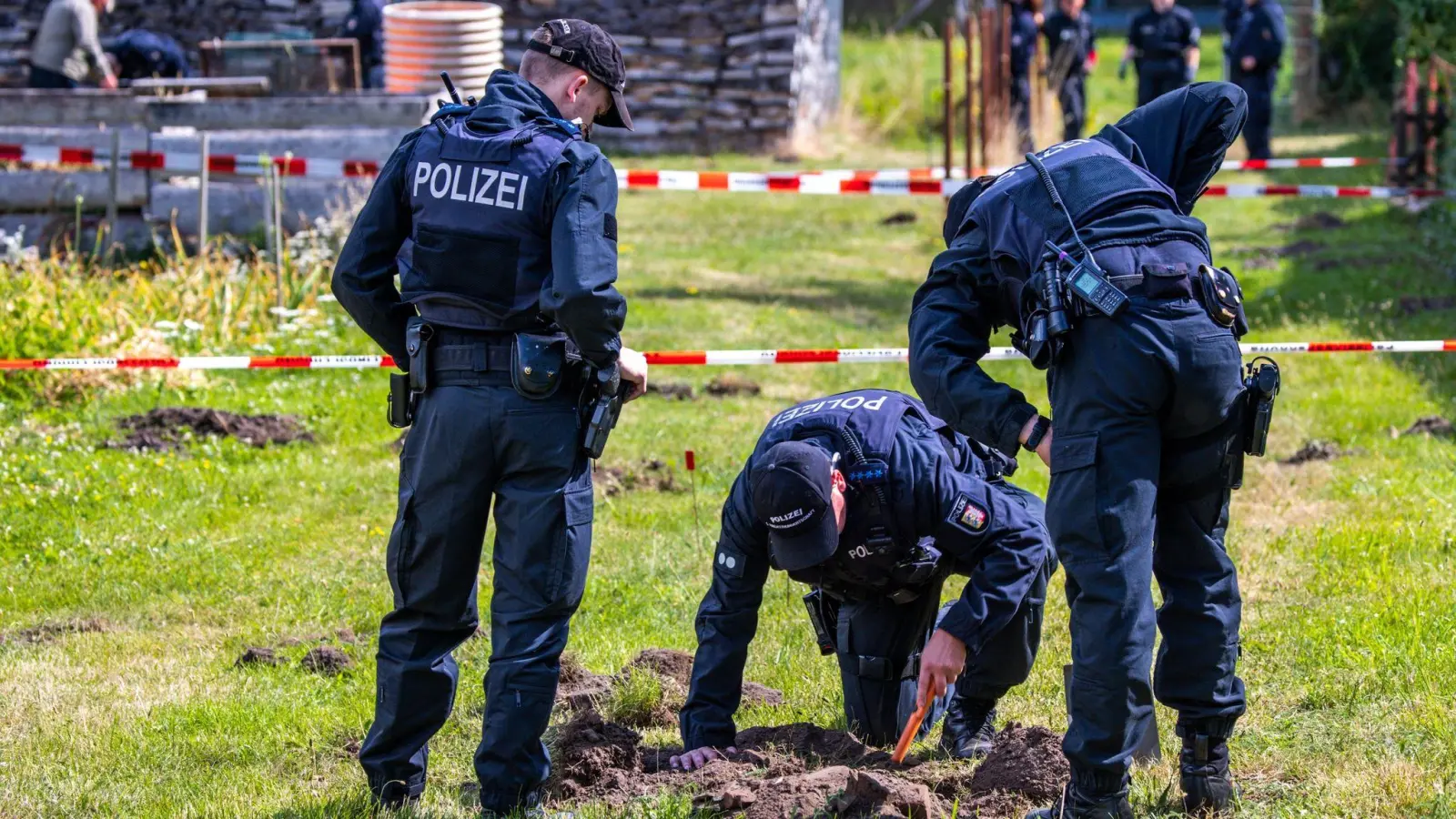 Polizisten und Archäologen suchen auf einem Privatgrundstück nach Beweisen für den Goldschatz-Diebstahl. (Foto: Jens Büttner/dpa)