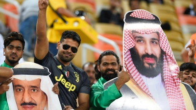 Saudische Fußballfans finden die Sport-Strategie des Königreichs um Kronprinz Mohammed bin Salman (auf dem rechten Plakat) gut. (Foto: ---/AP/dpa)