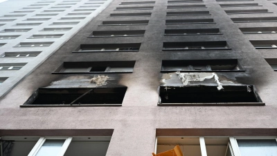 Der Qualm zog auch weit die Fassade hoch. (Archivbild)  (Foto: Markus Lenhardt/dpa)