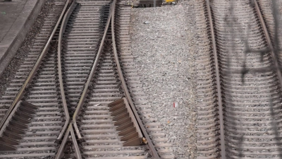 Die Bahn rechnet wegen der Wetterlage mit Einschränkungen. (Archivbild)  (Foto: Marcus Brandt/dpa)