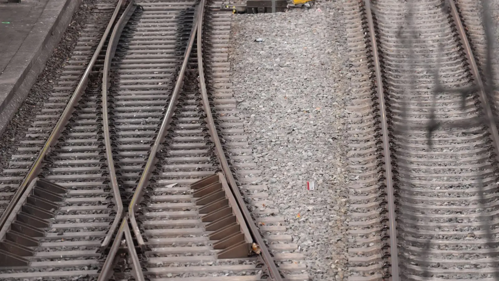 Die Bahn rechnet wegen der Wetterlage mit Einschränkungen. (Archivbild)  (Foto: Marcus Brandt/dpa)