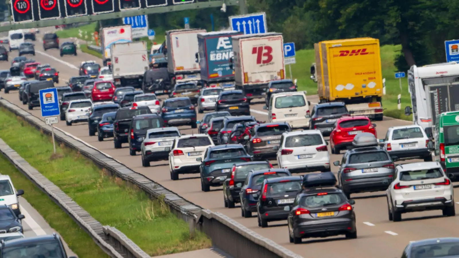 Vor allem auf den Autobahnen in Süddeutschland dürfte am Wochenende wieder viel Verkehr herrschen. (Symbolbild) (Foto: Peter Kneffel/dpa)