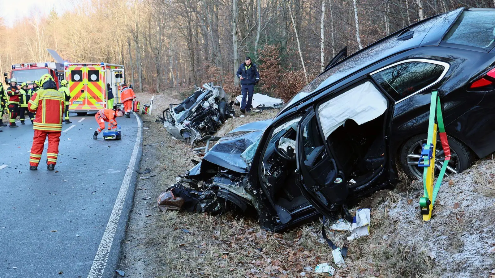 Beide Autos wurden bei dem schweren Unfall bei Mönchberg im Kreis Miltenberg stark demoliert. (Foto: Ralf Hettler/dpa)
