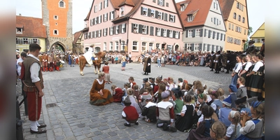 Festakt auf dem Marktplatz. (Foto: Peter Tippl)