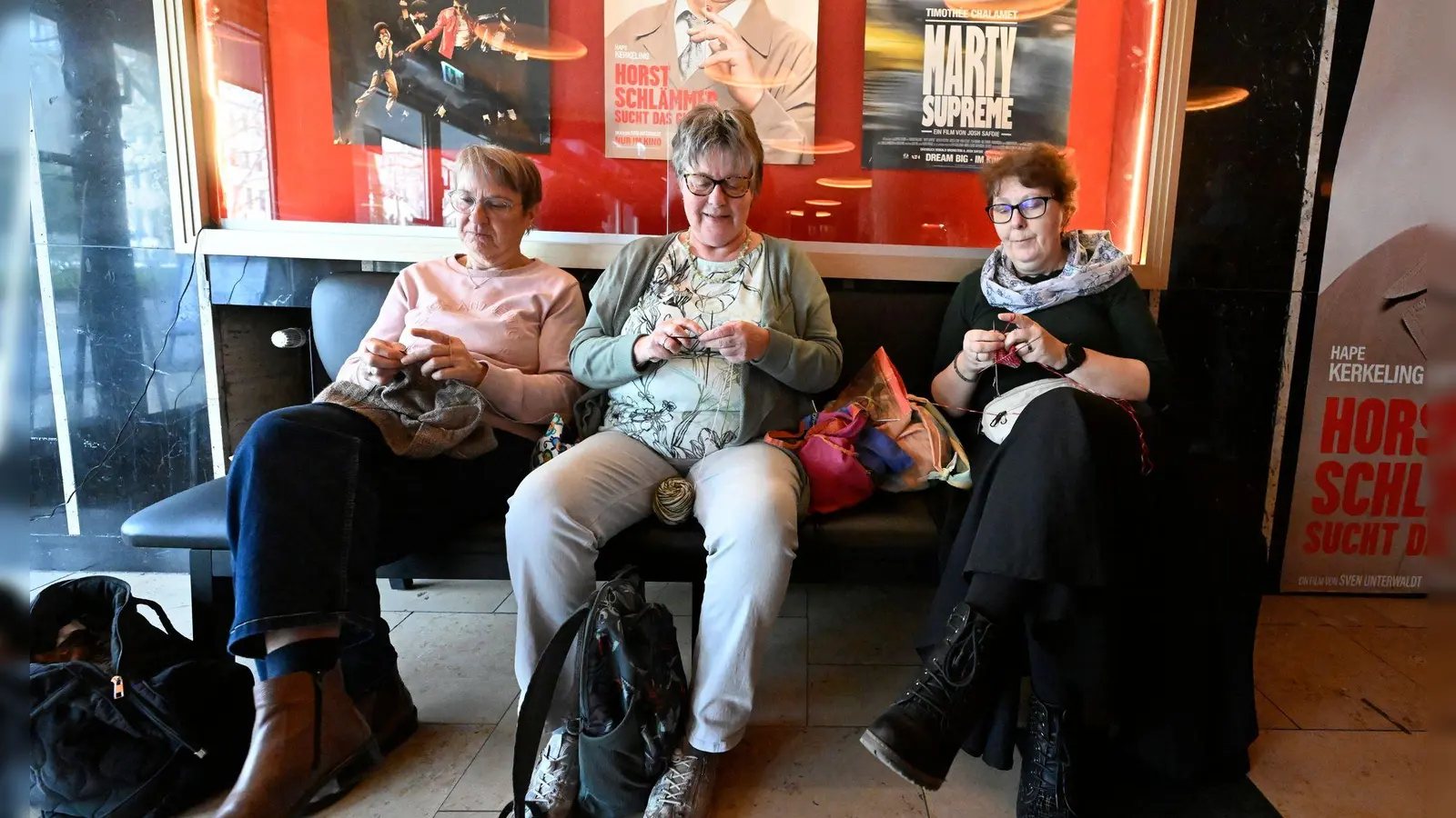 Welcher Film gezeigt wird, erfahren die Besucherinnen bei dem Kölner Event erst kurz vorher als Überraschung.  (Foto: Roberto Pfeil/dpa)