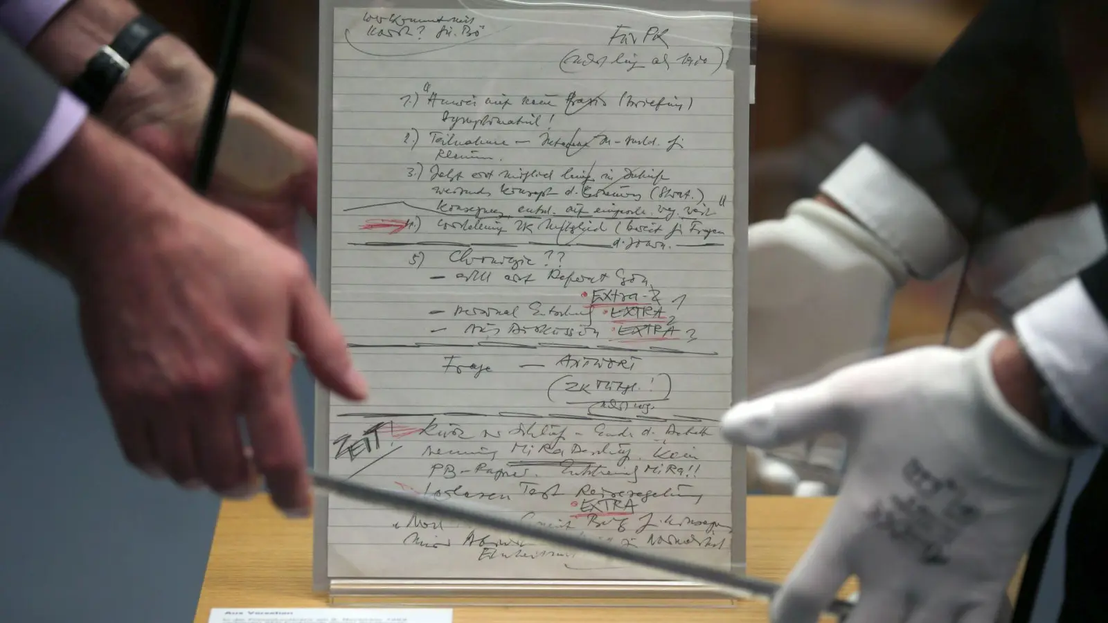 Der berühmte Schabowski-Zettelt wird im Haus der Geschichte in Bonn gezeigt. (Archivbild) (Foto: Oliver Berg/dpa)