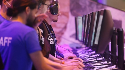 Messebesucher testen ein Computerspiel bei der Gamescom 2022. Bei der an diesem Mittwoch startenden Veranstaltung werden Hunderttausende Besucher erwartet. (Foto: Oliver Berg/dpa)