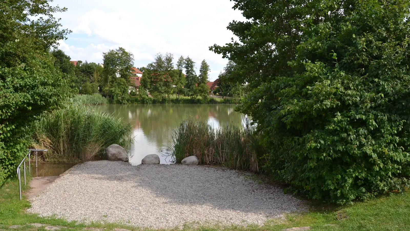 Fährt man von Trautskirchen Richtung Merzbach, kann man eine Badepause am See einlegen. (Foto: Ute Niephaus)
