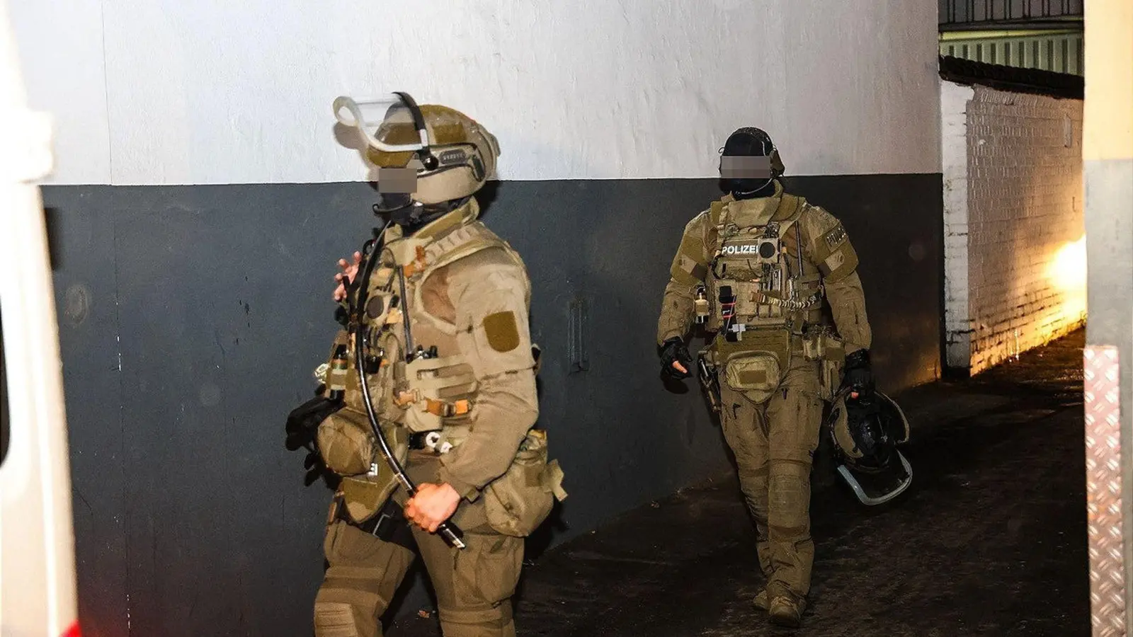 SEK-Beamte waren am Donnerstagabend in Hagen im Einsatz. (Foto: Alex Talash/dpa)