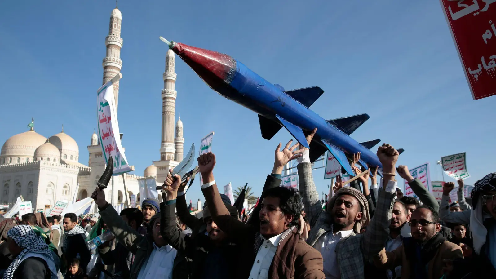 Aus dem Jemen ist erneut eine Rakete auf Israel abgefeuert worden. Sie konnte nach Armeeangaben abgefangen werden. (Archivbild) (Foto: Osamah Abdulrahman/AP/dpa)