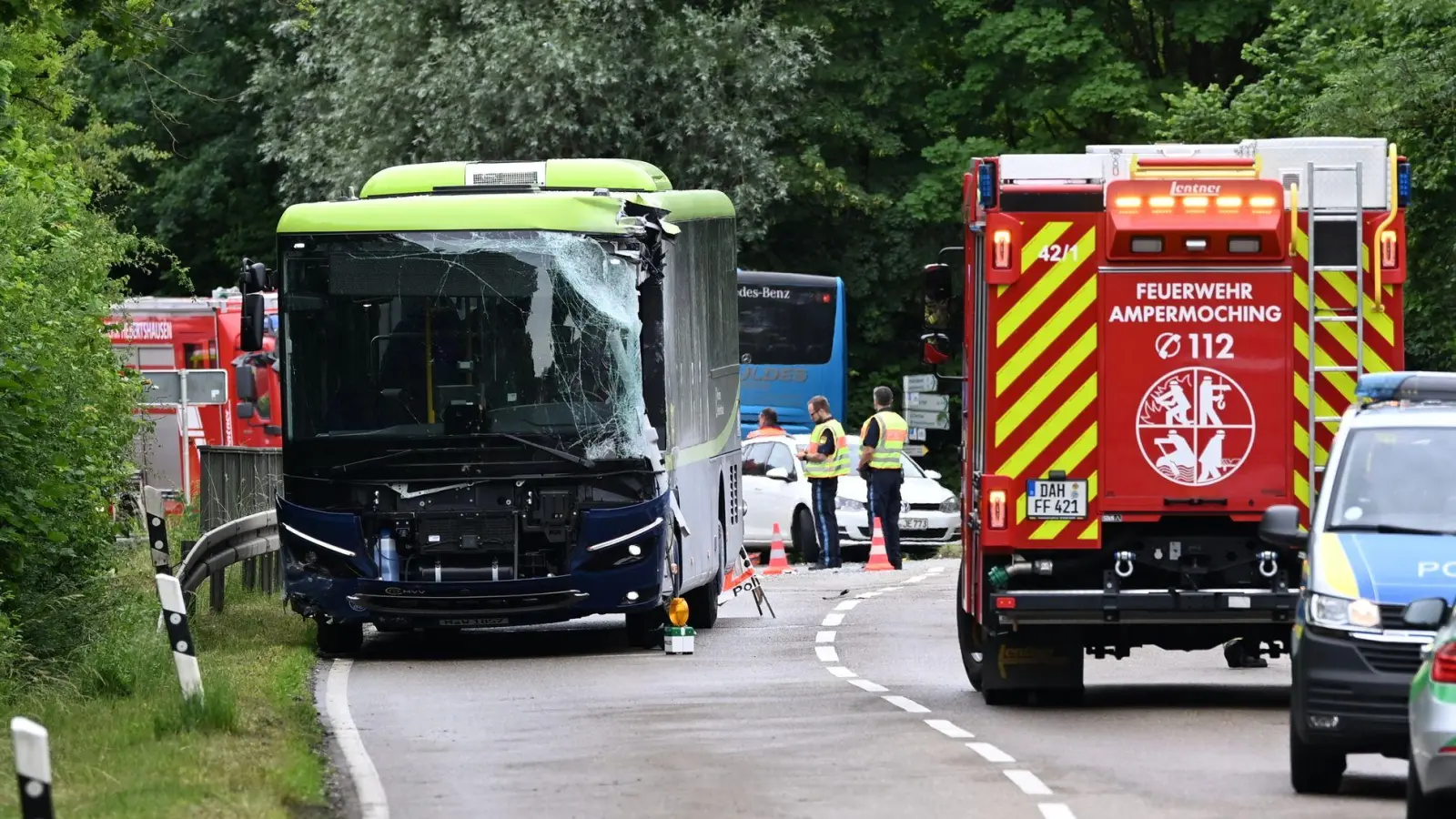 Mehr als 100 Rettungskräfte waren nach dem Unfall im Landkreis Dachau im Einsatz. (Foto: Sven Hoppe/dpa)