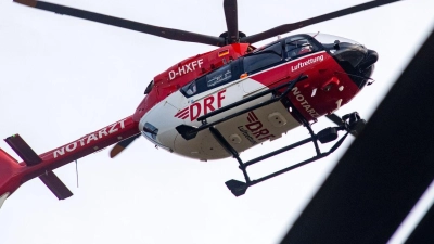Ein Rettungshubschrauber ist auf der Autobahn gelandet. (Symbolbild) (Foto: Stefan Sauer/dpa)