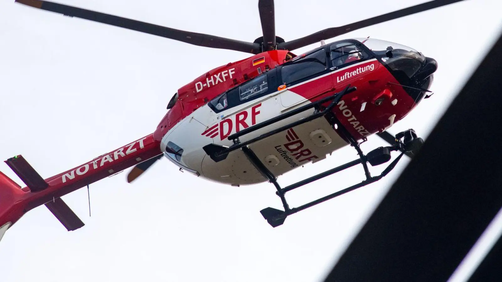 Ein Rettungshubschrauber ist auf der Autobahn gelandet. (Symbolbild) (Foto: Stefan Sauer/dpa)