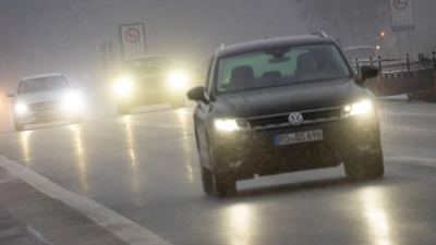 Auf den Straßen im Freistaat könnte es vielerorts extrem glatt werden. (Foto: Peter Kneffel/dpa)
