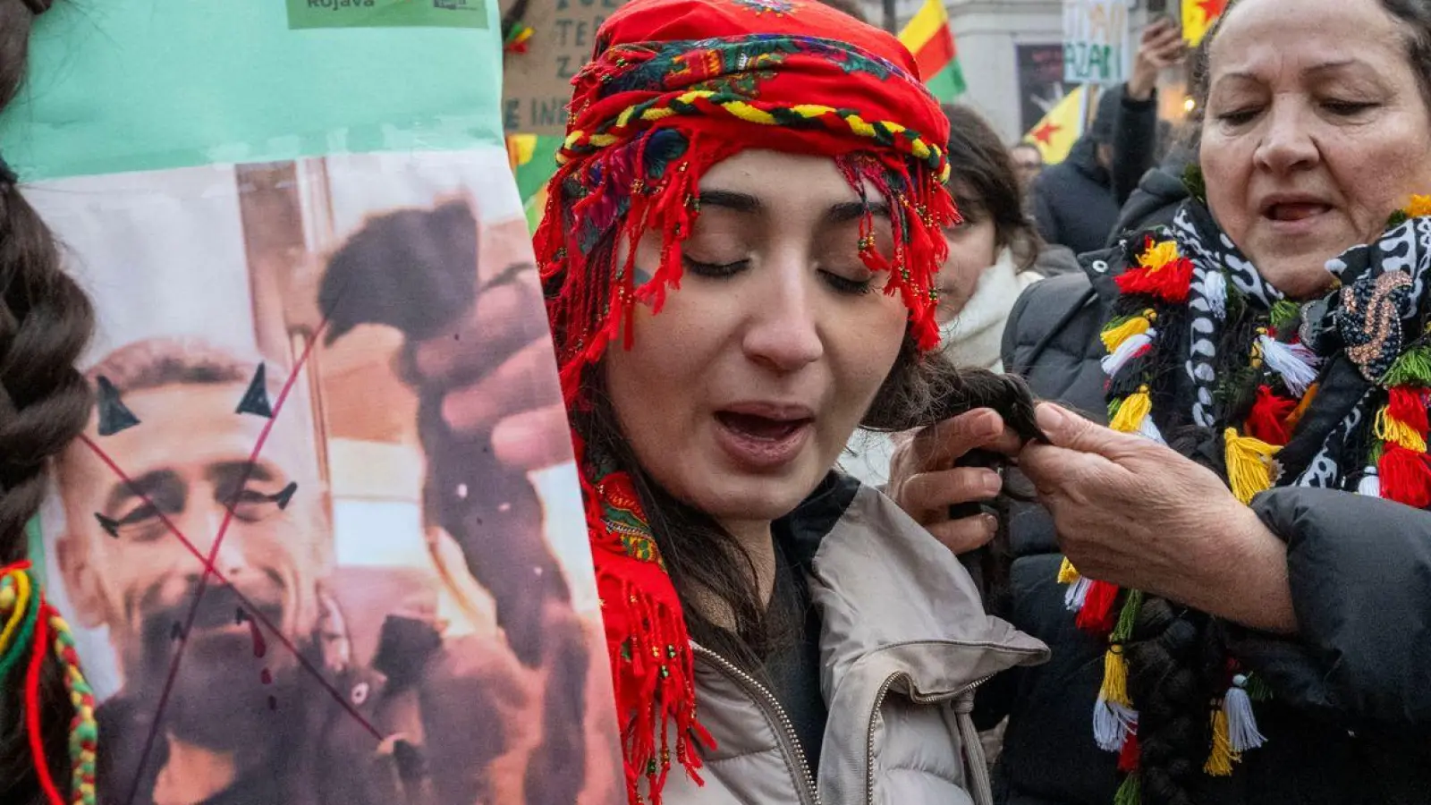 Teilnehmer der Münchner Kundgebung gegen das militärische Vorgehen der syrischen Übergangsregierung gegen das autonom verwaltete Kurdengebiet im Norden des arabischen Landes. (Foto: Stefan Puchner/dpa)