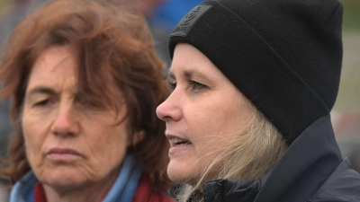 Constanze von der Meden von der privaten Rettungsinitiative für den gestrandeten Wal in der Ostsee sagt, es gebe einen Plan B für den Fall, dass der Wal sich selbst freischwimmt. (Foto: Stefan Sauer/dpa)