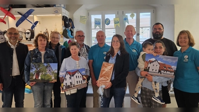 Geehrte und Ehrende: Von links Markus Liebich, die Ehepaare Karin und Norbert Riess sowie Renate und Heinz Archut, Hans Rummel, Julia Andreae, Gerhard Schöller, die Familie Toth sowie Erna Ulrich. (Foto: Wolfgang Grebenhof)