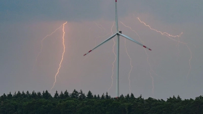 Der Wetterdienst sieht schwere Gewitter aufziehen. (Archivbild) (Foto: Patrick Pleul/dpa)