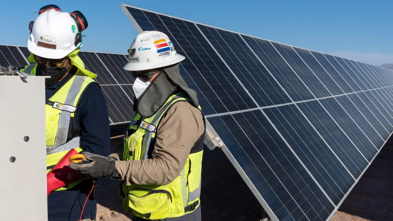 Bei extremer UV-Belastung ist Schutzkleidung im Job unerlässlich. (Foto: Alex F. Catrin/dpa/dpa-tmn/Archivbild)