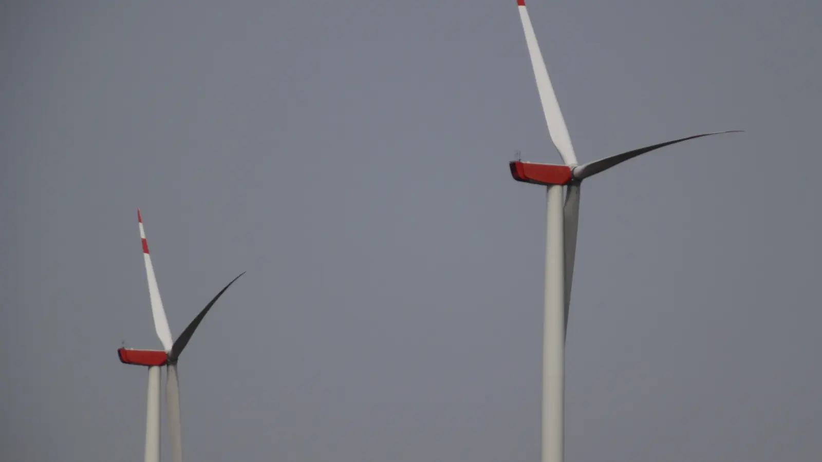 In der Region gibt es schon diverse Windräder. Für weitere wäre zwar Platz, doch um sie auch ans Stromnetz anzuschließen, fehlen meist die Kapazitäten. (Archivfoto: Robert Maurer)