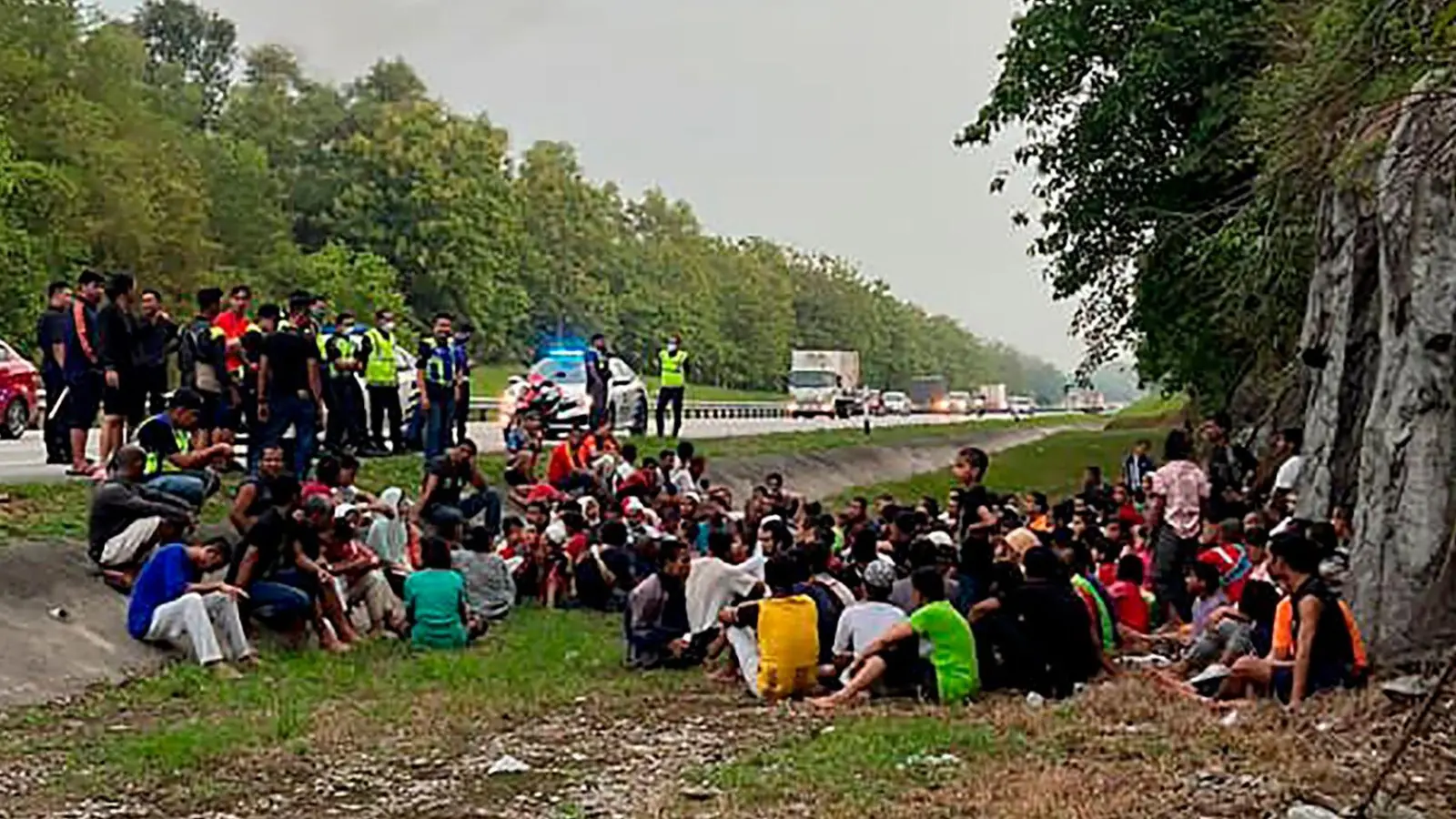 Eine Gruppe der muslimischen Minderheit Rohingya 2022 nach ihrer Flucht aus einem malaysischen Lager. (Foto: Uncredited/Polis Diraja Malaysia/AP/dpa)