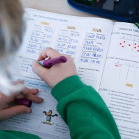 Reagieren Kinder mit Unlust oder versuchen, alles zu vermeiden, was mit Rechnen zu tun hat, kann eine Dyskalkulie dahinterstecken. (Foto: Bernd Weißbrod/dpa/dpa-tmn)