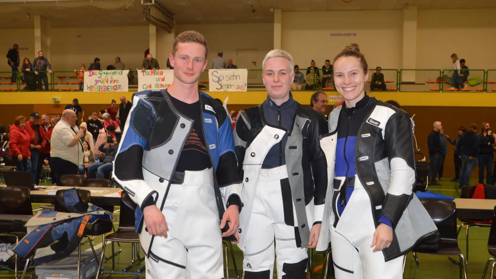 Das Trio Johannes Früh, Hanna Bühlmeyer und Tamara Hüttner (von links) bot den Zuschauern in der Hesselberghalle einen packenden Finalkampf. (Foto: Peter Tippl)