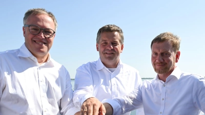 Wollen mit einer Stimme sprechen: Die drei ostdeutschen Ministerpräsidenten (Mario Voigt (Thüringen), Sven Schulze (Sachsen-Anhalt) und (Michael Kretschmer, Thüringen, alle CDU) sind gegen eine Abschaffung der Rente nach 45 Beitragsjahren. (Foto: Hendrik Schmidt/dpa)