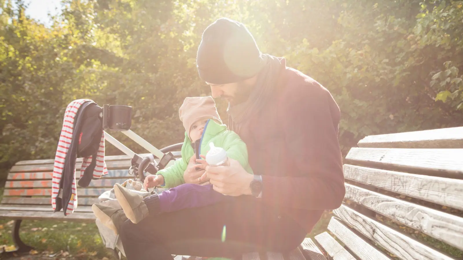 Unbeschwert durch die Elternzeit: Auf Elterngeld wird grundsätzlich keine Steuer fällig. Und trotzdem kann sich die persönliche Steuerlast durch den Bezug erhöhen. (Foto: Christin Klose/dpa-tmn)