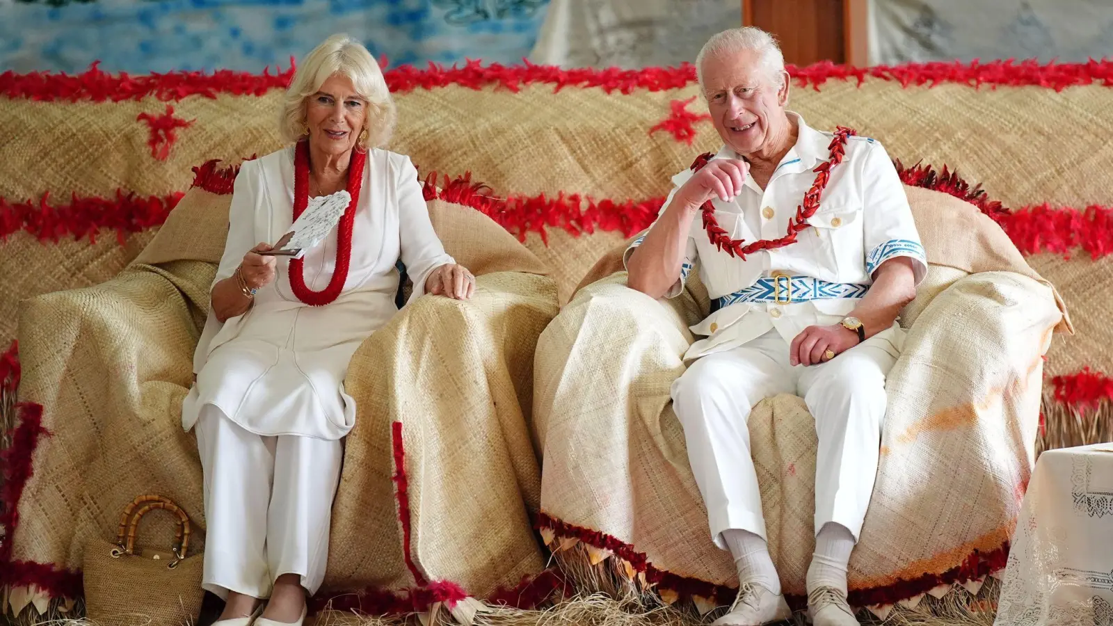 In sommerlichem Outfit zeigten sich Charles und Camilla am ersten Tag des Besuchs. (Foto: Aaron Chown/PA Wire/dpa)