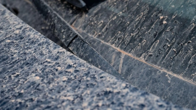 Sahara-Staub legt sich als feiner Film auf Autos ab und kann bei falscher Reinigung Kratzer verursachen. (Foto: Marijan Murat/dpa/dpa-tmn)