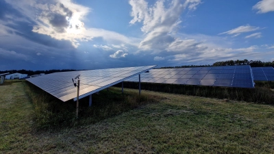 Ein Solarpark auf 22 Hektar wurde im Juli 2025 bei Kettenhöfstetten eröffnet. Flachslandens Bürgermeister Hans Henninger bezeichnete ihn damals als den „größten Solarpark im Landkreis Ansbach”. Die Anlage bei Gotzendorf sollte sich auf fast 60 Hektar ausdehnen. (Foto: Andrea Walke)