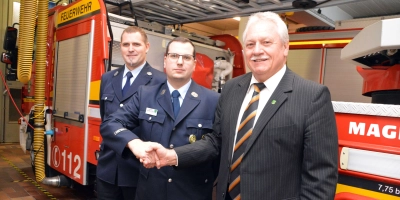 Bürgermeister Klaus Meier (rechts) gratuliert dem neuen Neustädter Kommandanten Andreas Meyer (Mitte). Stellvertreter Christian Klama komplettiert das Führungsteam der Wehr. (Foto: Johannes Zimmermann)
