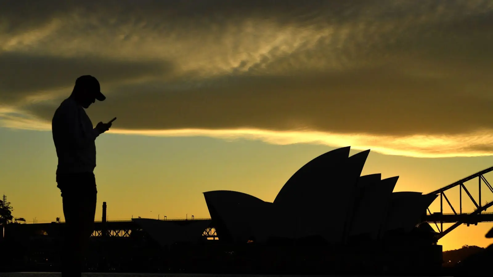 Immer für die Vorgesetzten erreichbar zu sein - das hat in Down Under jetzt sein Ende. (Foto: Mick Tsikas/AAP/dpa)