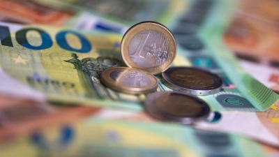 Nach aktuellem Stand muss die Stadt Ansbach 8,6 Millionen Euro mehr an den Bezirk Mittelfranken zahlen, als bislang gedacht. (Symbolbild: Monika Skolimowska/dpa)