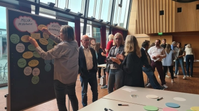 Eifrig wurden die Ideen bei dem Workshop notiert und auf den Flipcharts sortiert. (Foto: Anna Franck)