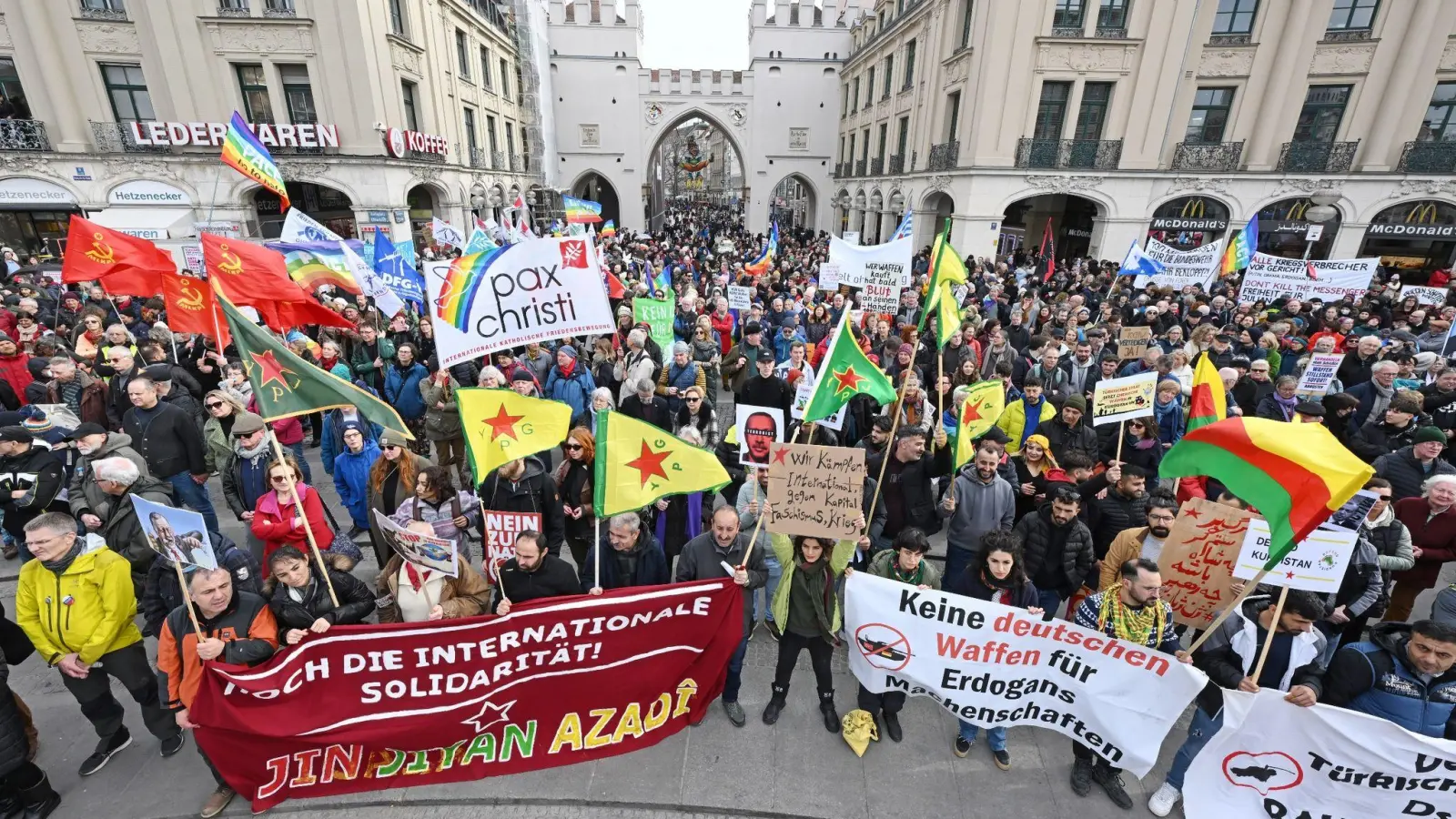 Demonstranten gegen die Münchner Sicherheitskonferenz haben sich am Stachus versammelt. (Foto: Tobias Hase/dpa)