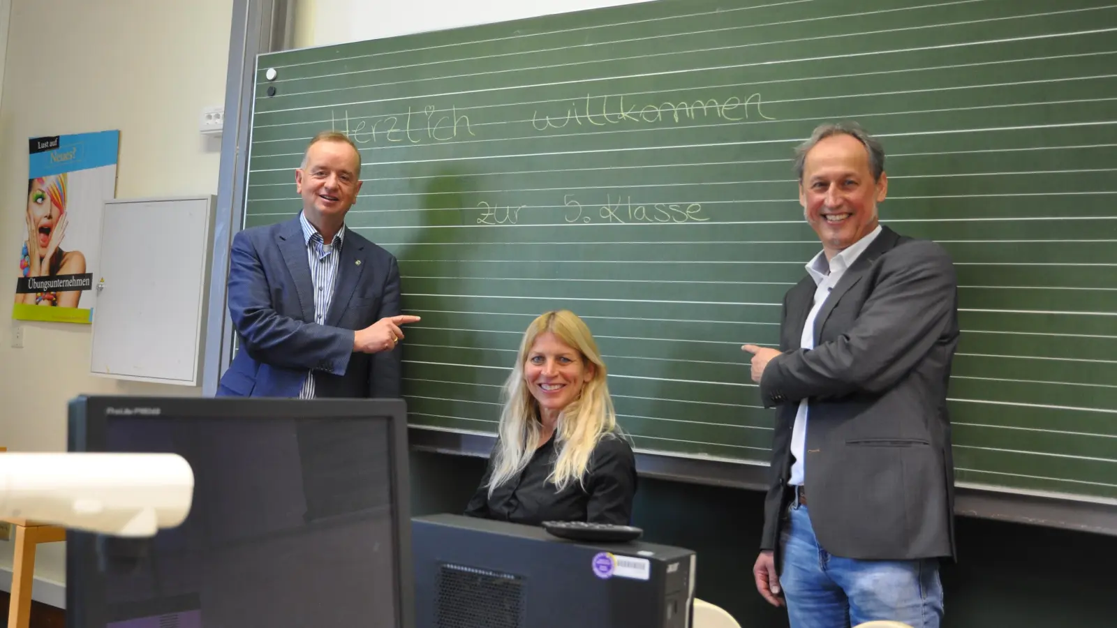 Freuen sich, dass ab dem nächsten Schuljahr bereits Fünftklässler die Wirtschaftsschule besuchen können (von links): Thomas Deffner, Susanne Britz und Günter Gaiser. (Foto: Jonas Volland)