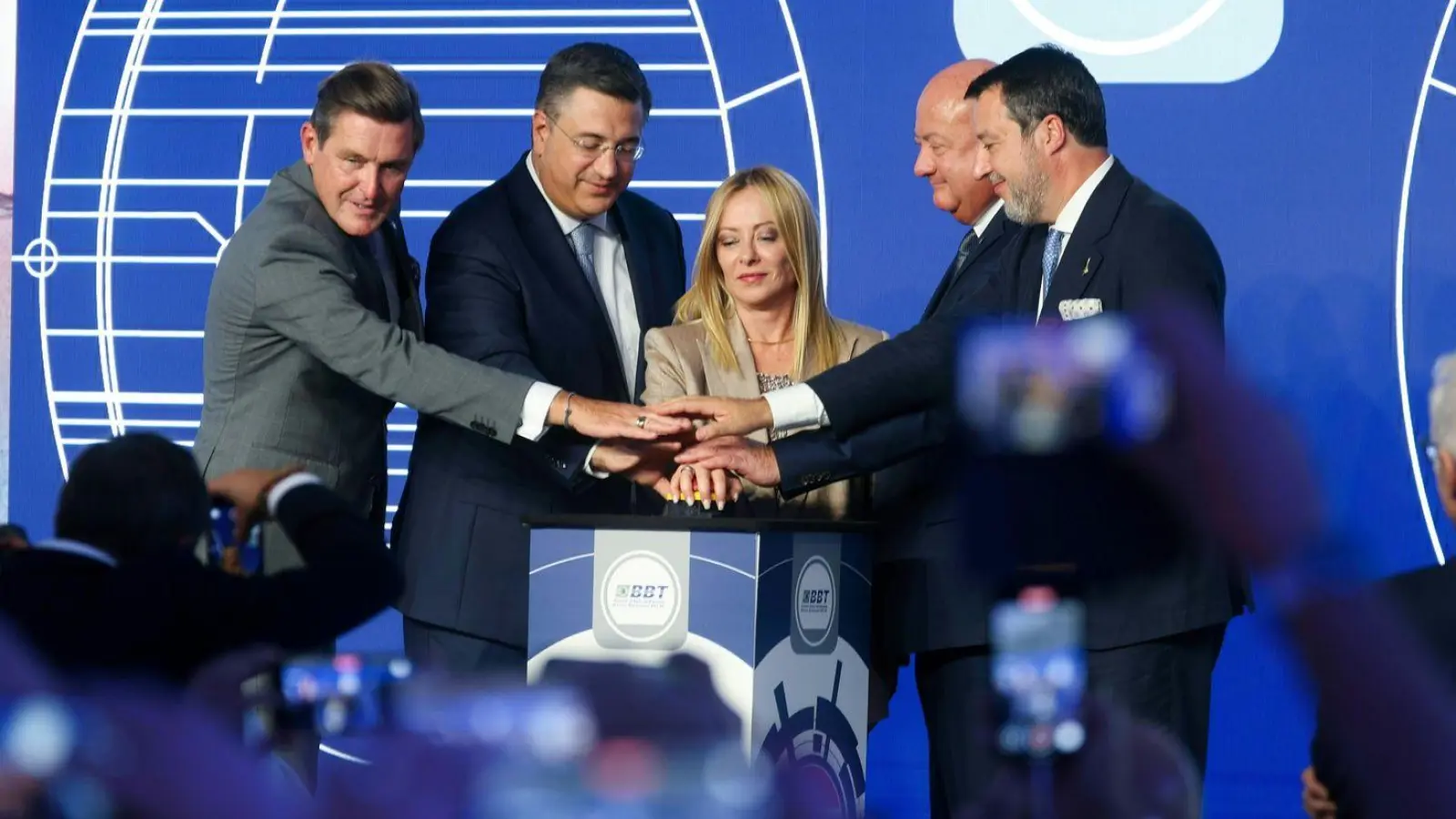 Erstmals wurde eine unterirdische Verbindung zwischen Österreich und Italien hergestellt. (Foto: Johann Groder/EXPA/APA/dpa)